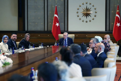 Cumhurbaşkanı Recep Tayyip Erdoğan, şehit yakınları ve gazilerle Cumhurbaşkanlığı Külliyesi’nde bir araya geldi.