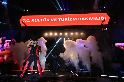 Erzurum Kültür Yolu Festivali’nin ikinci gününde sahne alan sevilen sanatçı Sefo, festival izleyicilerine müzik dolu bir akşam yaşattı.