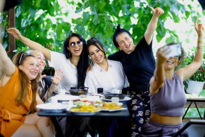 Asena yeni single "Kahveleşelim" için arkadaşlarıyla klip çekti