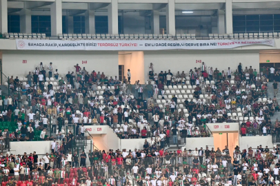 İki bakanlıktan Amed Sportif Faaliyetler ve Erzurumspor FK maçında “Sahada Rakip, Kardeşlikte Biriz, Terörsüz Türkiye” pankartı asıldı