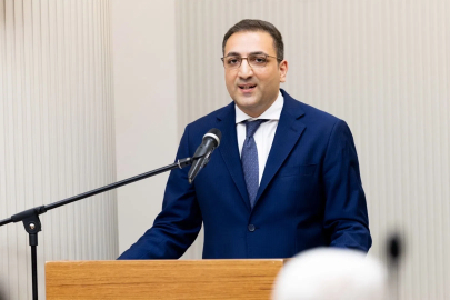 İçişleri Bakanlığı, görevden uzaklaştırılan Balçova Belediye Başkanı Onur Yiğit’in görevine iade edildiğini açıkladı.