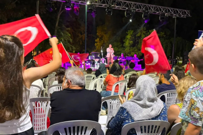 30 Ağustos Zafer Haftası etkinlikleri kapsamında Kültürpark Göl Kenarı’nda Türk Halk Müziği konseri düzenlendi.