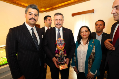 DAĞDER Başkanı Derya Başak, Keles ilçesini temsil eden “Keles Bebeği”ni İçişleri Bakanı Mustafa Çiftçi’ye takdim etti