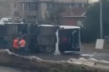 İstanbul Büyükçekmece'de personel servisi devrildi: 18 yaralı