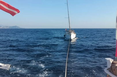 Fethiye açıklarında 5 kişi olan sürüklenen tekne kurtarıldı