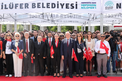 Nilüfer'de Zafer Bayramı’nın 104’üncü yıl dönümünü Cumhuriyet Meydanı’nda düzenlenen törenle kutladı