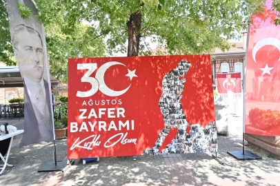 Bursa'lılar Gazi Mustafa Kemal Atatürk ve bağımsızlık mücadelesini yansıtan fotoğrafları ortak bir portreye dönüştürdü