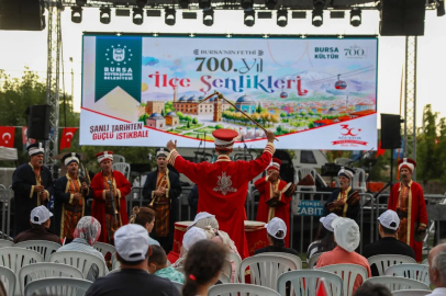 Bursa'da 700’üncü Yıl İlçe Şenlikleri, 30 Ağustos Zafer Bayramı coşkusuyla Gökdere Millet Bahçesi’nde düzenlenen kapanış şenliğiyle tamamlandı