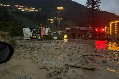 Trabzon Uzungöl’de sağanak sonrası taşkın: Yol ulaşıma kapandı