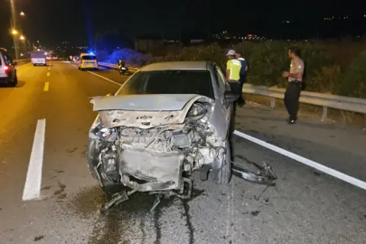 Bursa'da kontrolden çıkan otomobil bariyerlere çarptı: Sürücü yaralandı