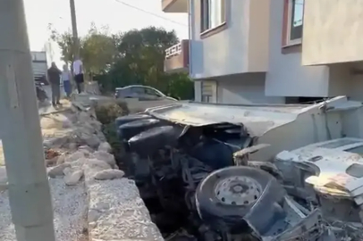 Bursa’da hafriyat kamyonu kontrolden çıktı, evin bahçesine düştü