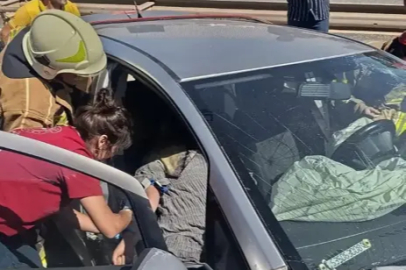 Orhangazi’de otomobil bariyerlere çarpıp refüje düştü: 1’i ağır 3 yaralı
