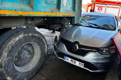Manisa'da iki otomobil çarpıştı: Savrulan araç TIR'a çarparak durdu