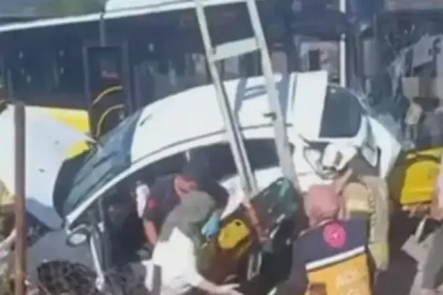 Sultanbeyli'de İETT otobüsü ile otomobil çarpıştı: 1'i bebek 4 yaralı