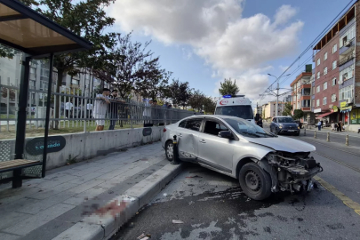 İstanbul Güngören’de otomobil kaldırıma çıktı: 1’i ağır 4 yaralı